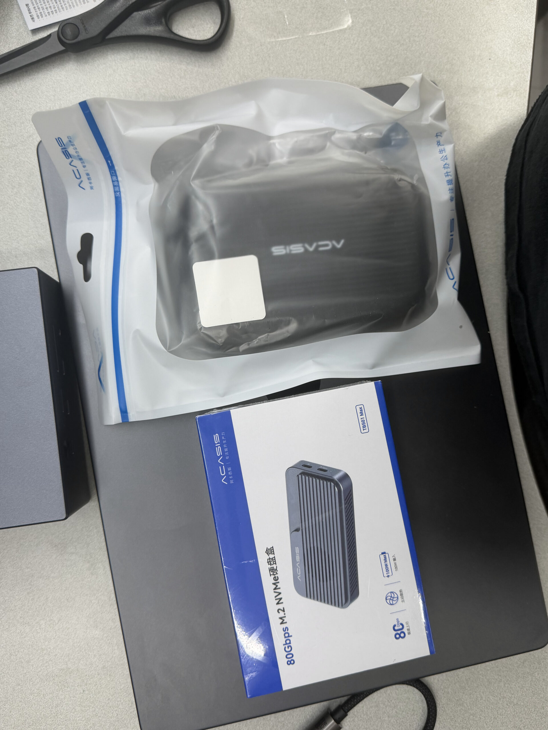 아카시스 TB501MAX 후기 — PRO 차이·아이폰 충전·6,965MB/s 6 TB501MAX 제품 상자와 함께 받은 아카시스 파우치