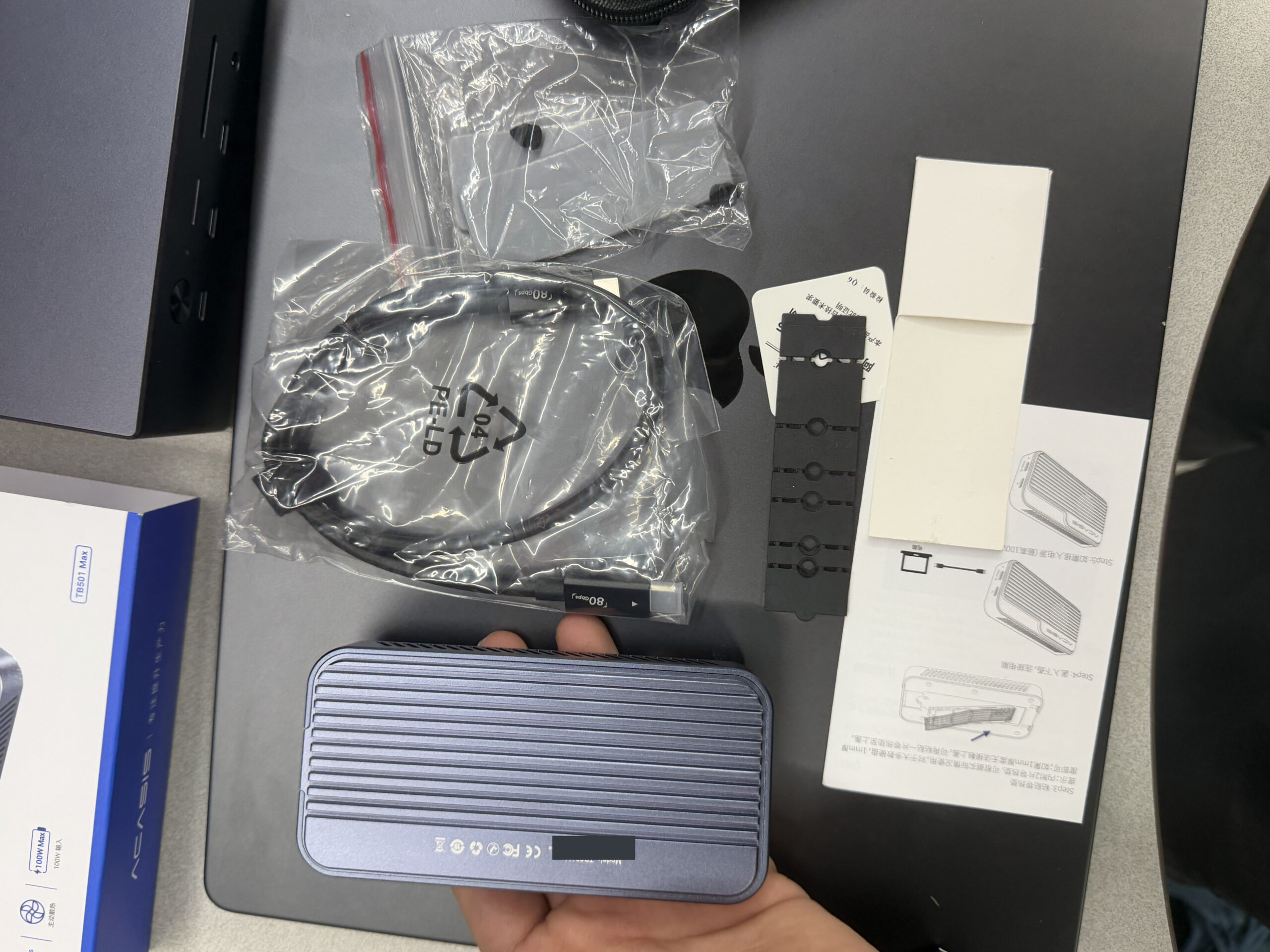 아카시스 TB501MAX 후기 — PRO 차이·아이폰 충전·6,965MB/s 11 TB501MAX 본체와 80Gbps 케이블 설명서 열전도 패드 구성품