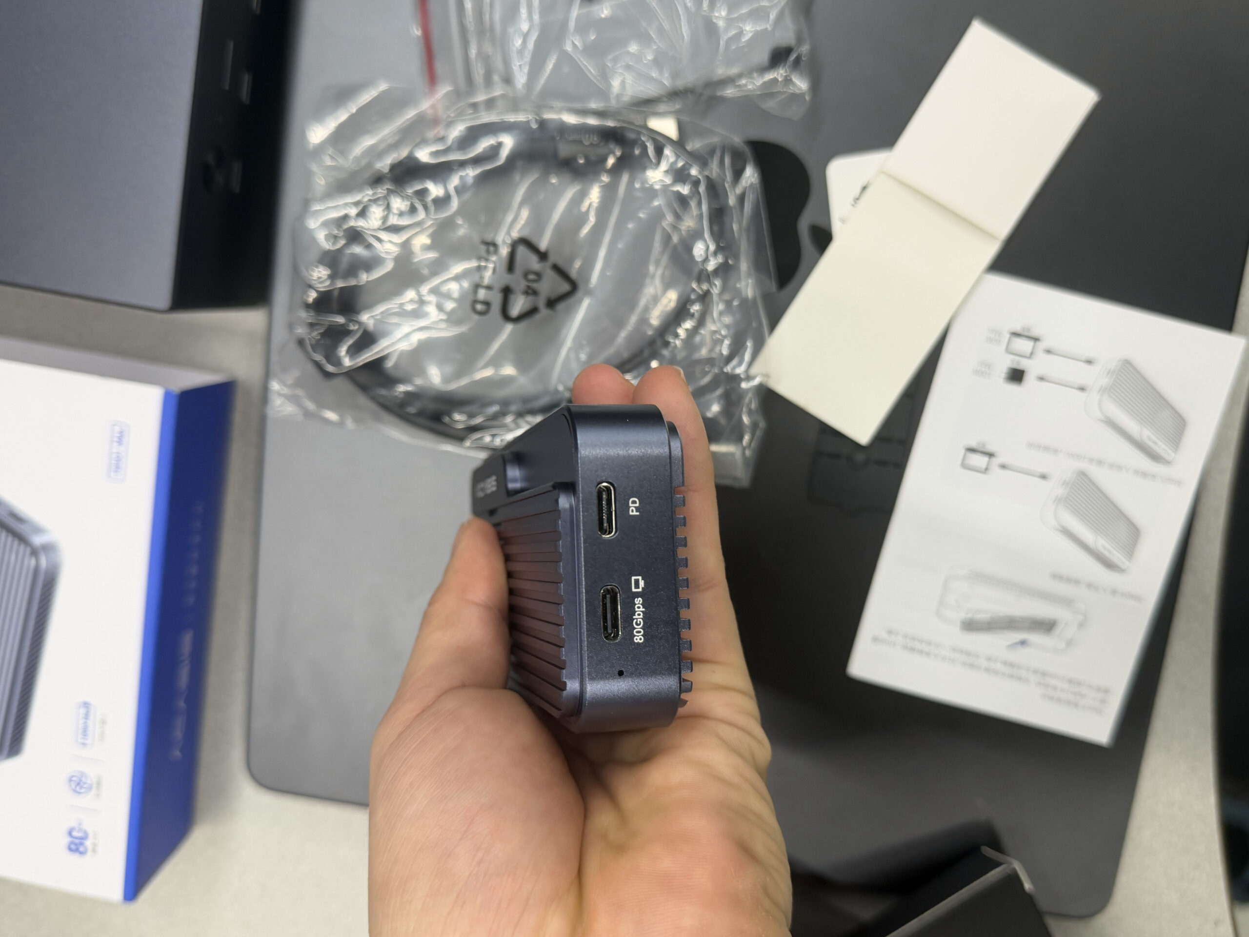 아카시스 TB501MAX의 PD 입력과 80Gbps 데이터 USB-C 포트