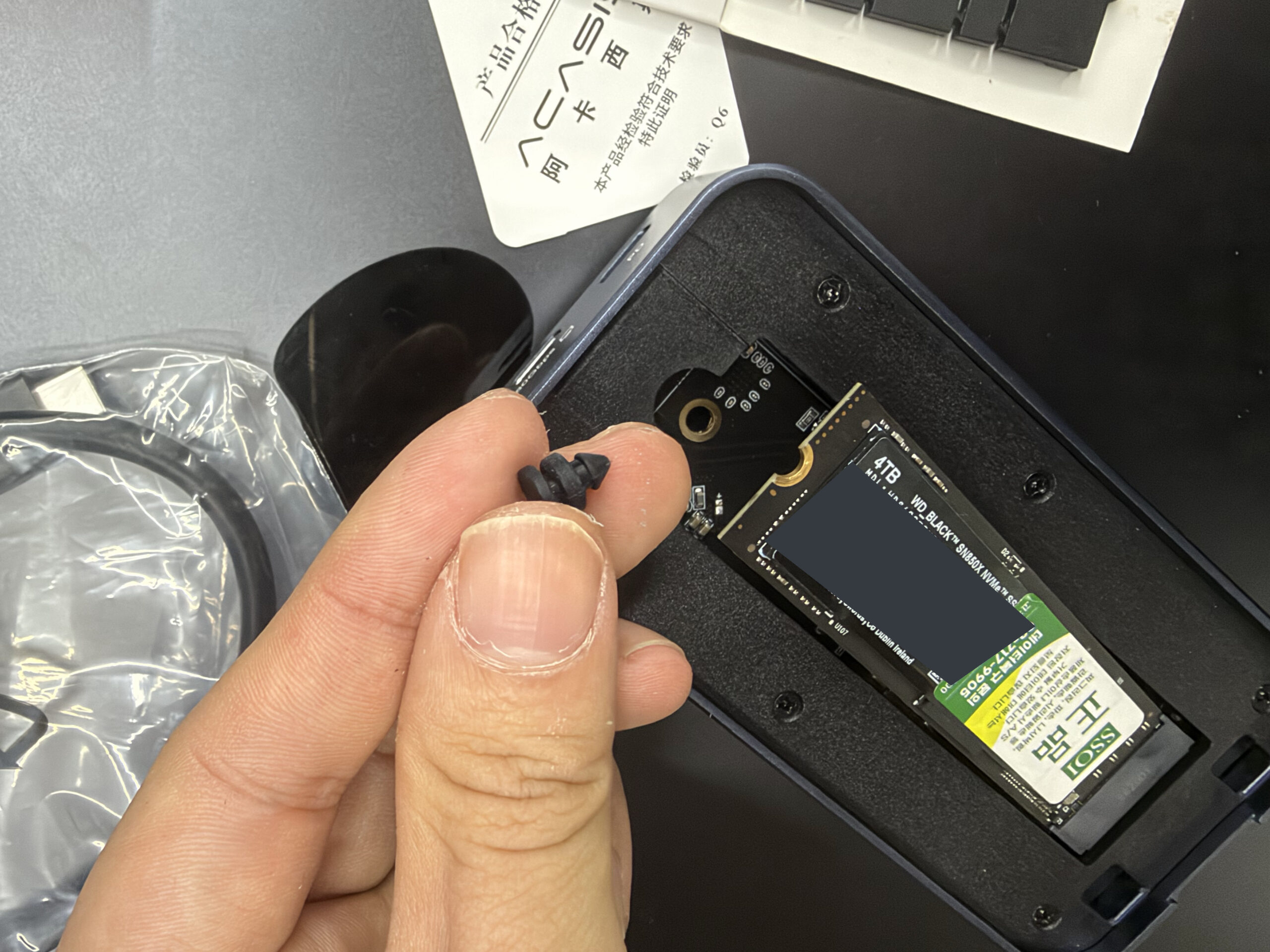 아카시스 TB501MAX 후기 — PRO 차이·아이폰 충전·6,965MB/s 17 아카시스 TB501MAX SSD 고정용 고무 핀