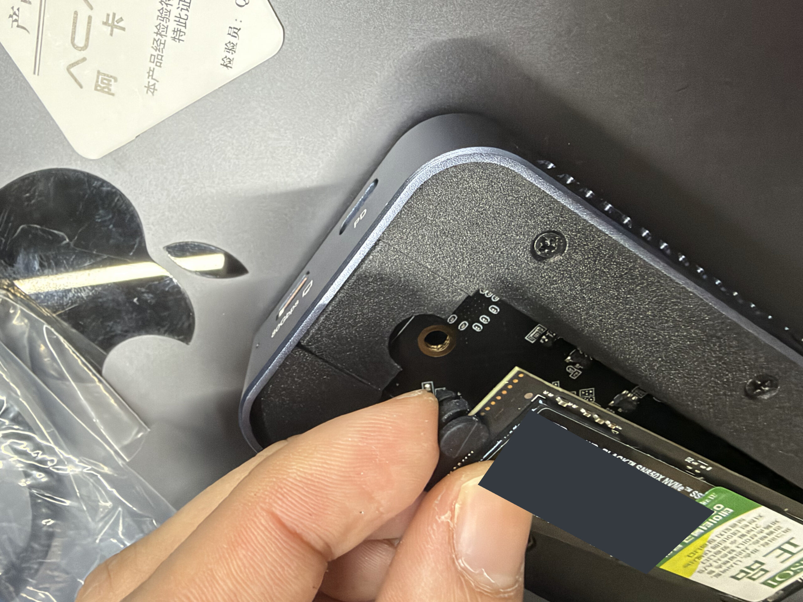 아카시스 TB501MAX 후기 — PRO 차이·아이폰 충전·6,965MB/s 18 SN850X SSD 끝부분에 고정 핀을 맞추는 모습