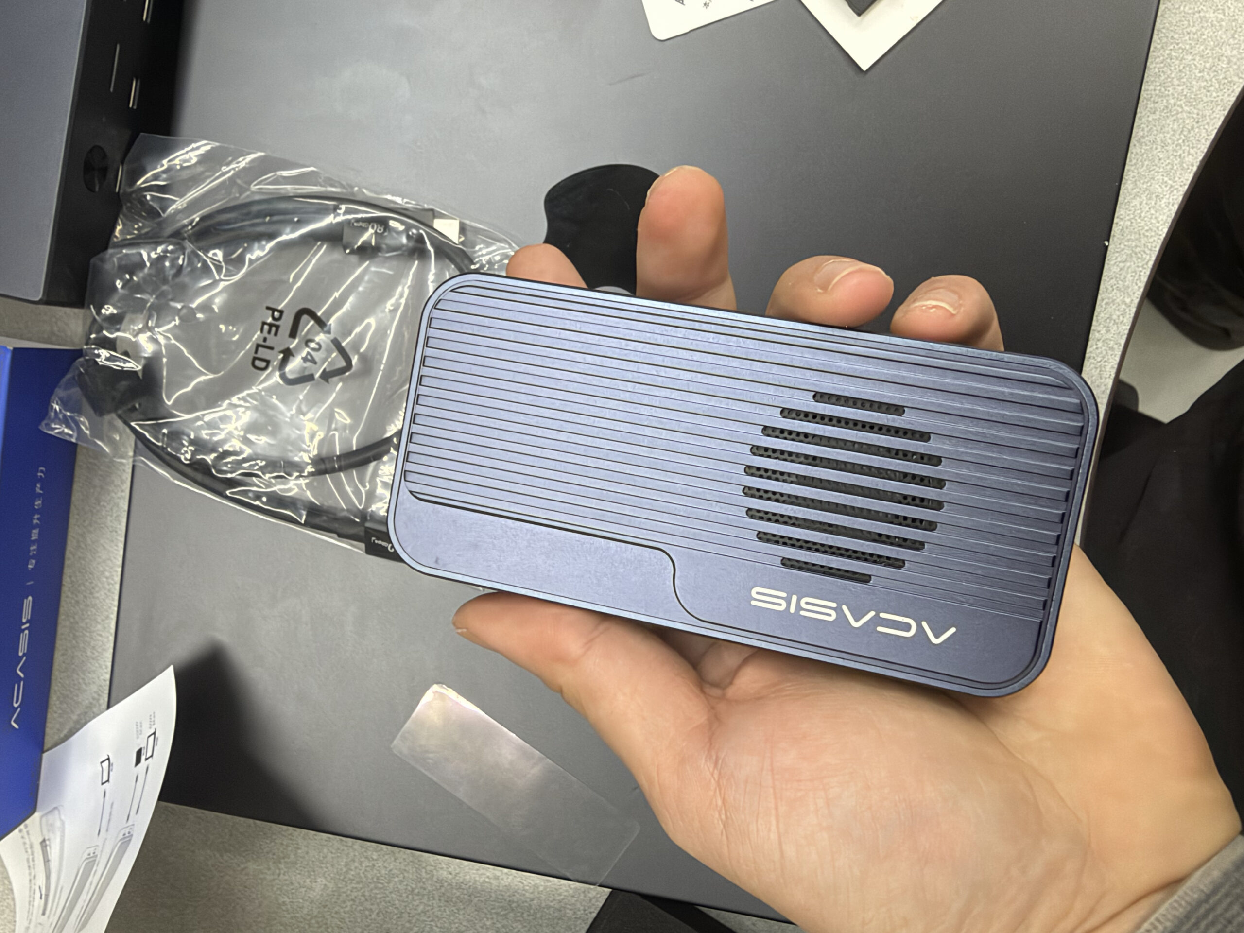 아카시스 TB501MAX 썬더볼트5 인클로저 전면과 팬 통풍구