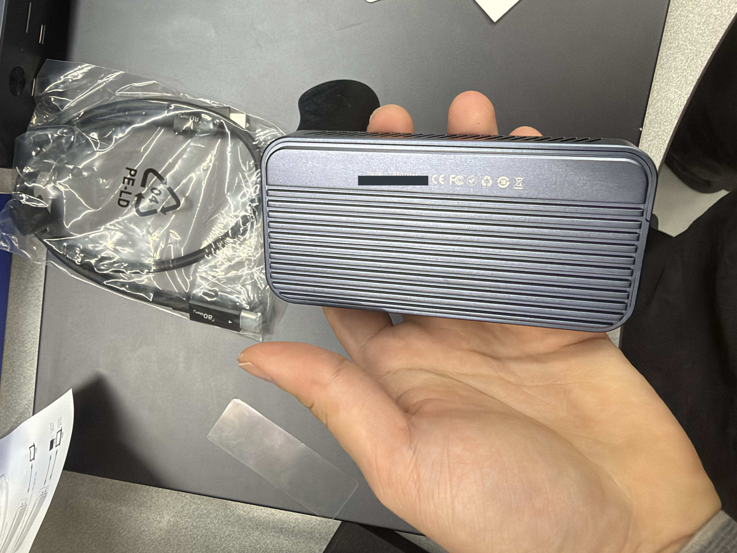 아카시스 TB501MAX 후기 — PRO 차이·아이폰 충전·6,965MB/s 20 아카시스 TB501MAX 뒷면 모델명과 인증 표시