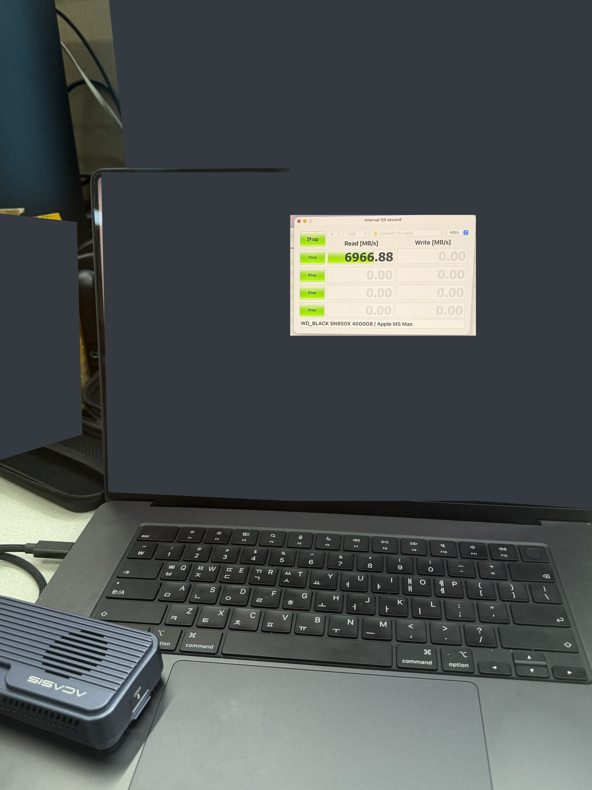 아카시스 TB501MAX 후기 — PRO 차이·아이폰 충전·6,965MB/s 21 M5 Max 맥북에서 아카시스 TB501MAX SSD 벤치마크 진행