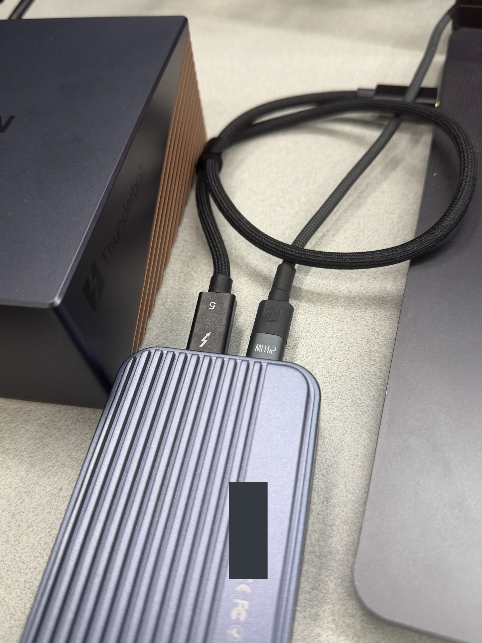 아카시스 TB501MAX 후기 — PRO 차이·아이폰 충전·6,965MB/s 24 TB501MAX의 PD 케이블과 썬더볼트 데이터 케이블 동시 연결