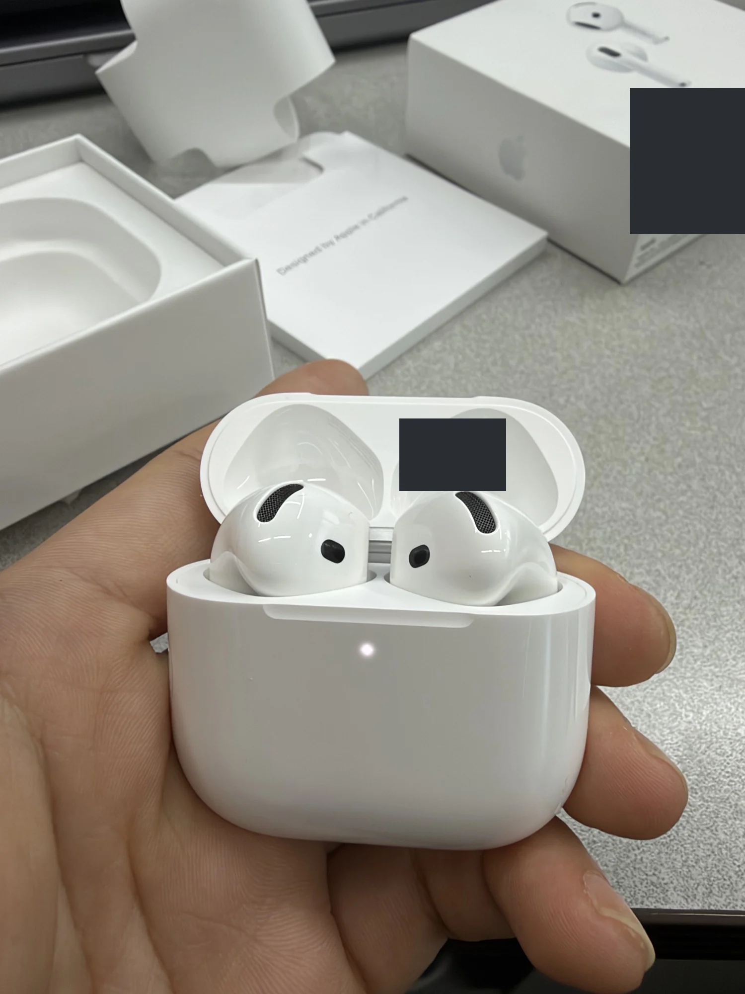 AirPods 5 유닛과 충전 케이스 안쪽