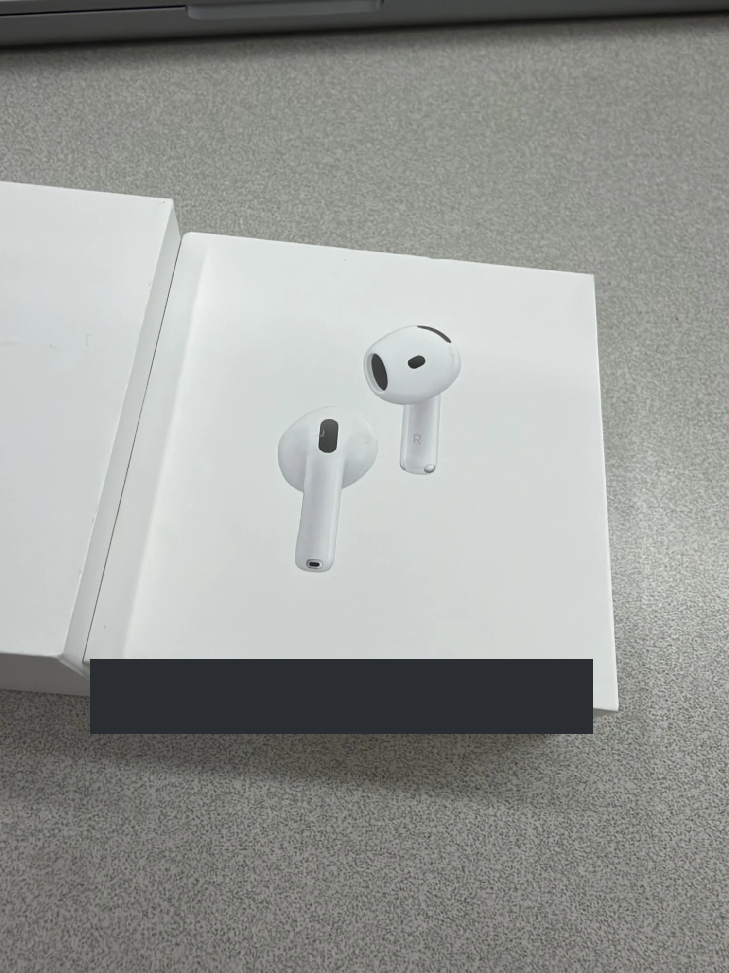 AirPods 5 상자 전면의 오픈형 유닛 이미지
