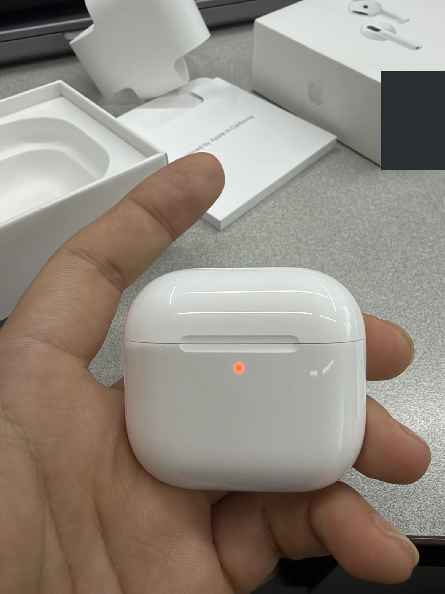 상태 표시등이 켜진 AirPods 5 케이스
