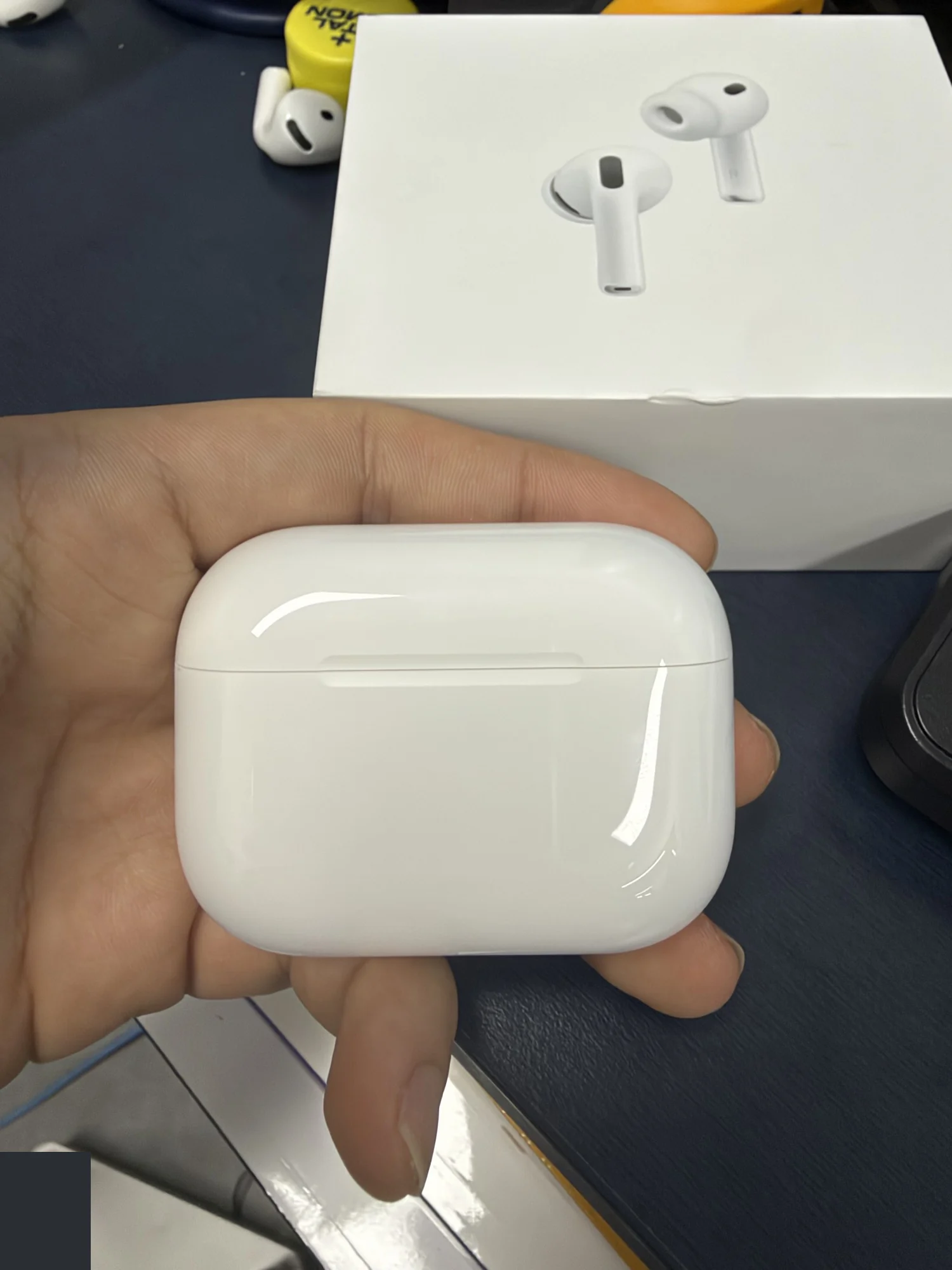 손에 든 닫힌 AirPods Pro 3 케이스