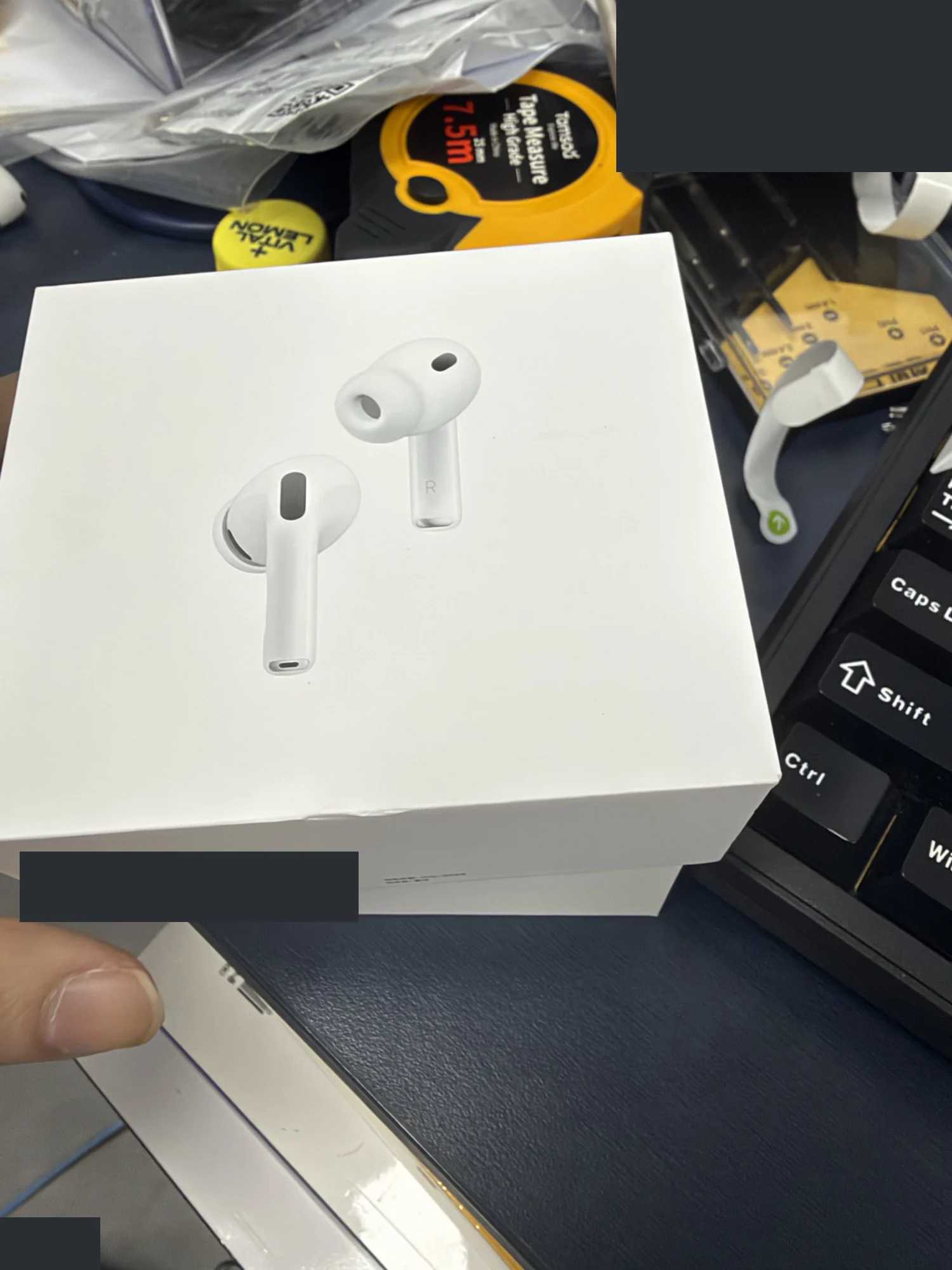 작업대에서 촬영한 AirPods Pro 3 포장