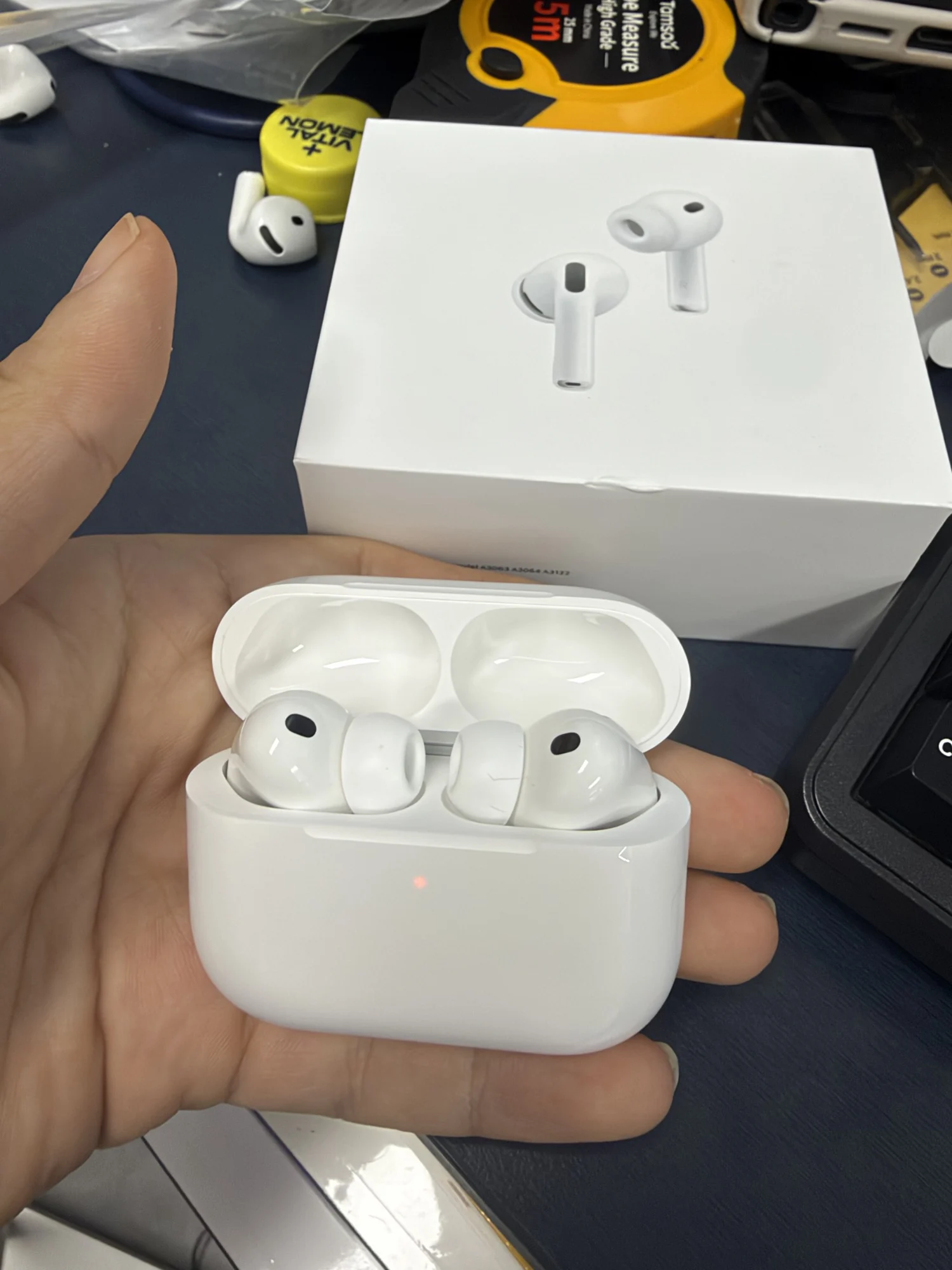 케이스 안에 담긴 실리콘 이어팁 방식의 AirPods Pro 3