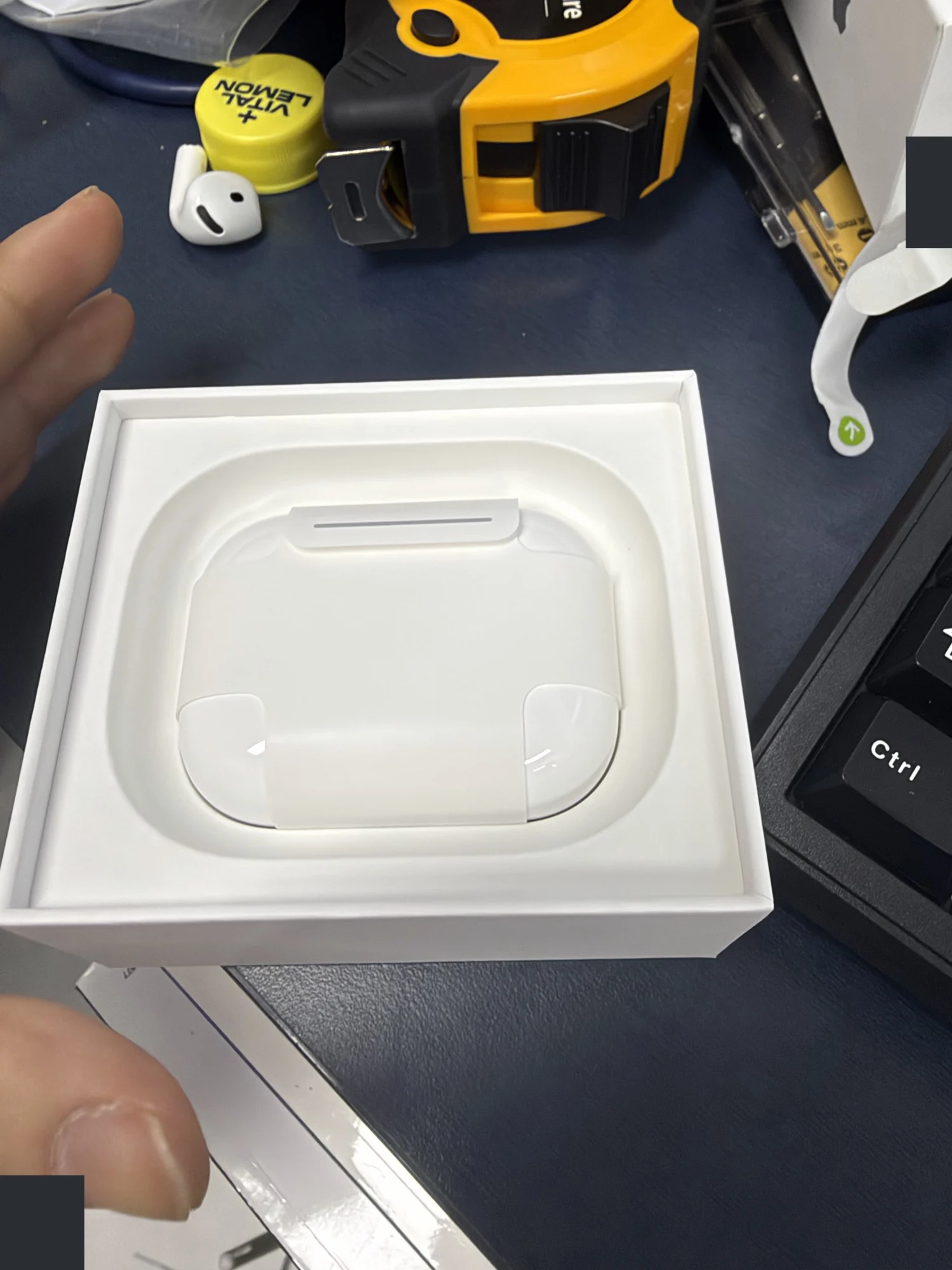 포장 안에 놓인 AirPods Pro 3 케이스