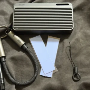 방열핀이 보이는 SC110 본체와 기본 구성품