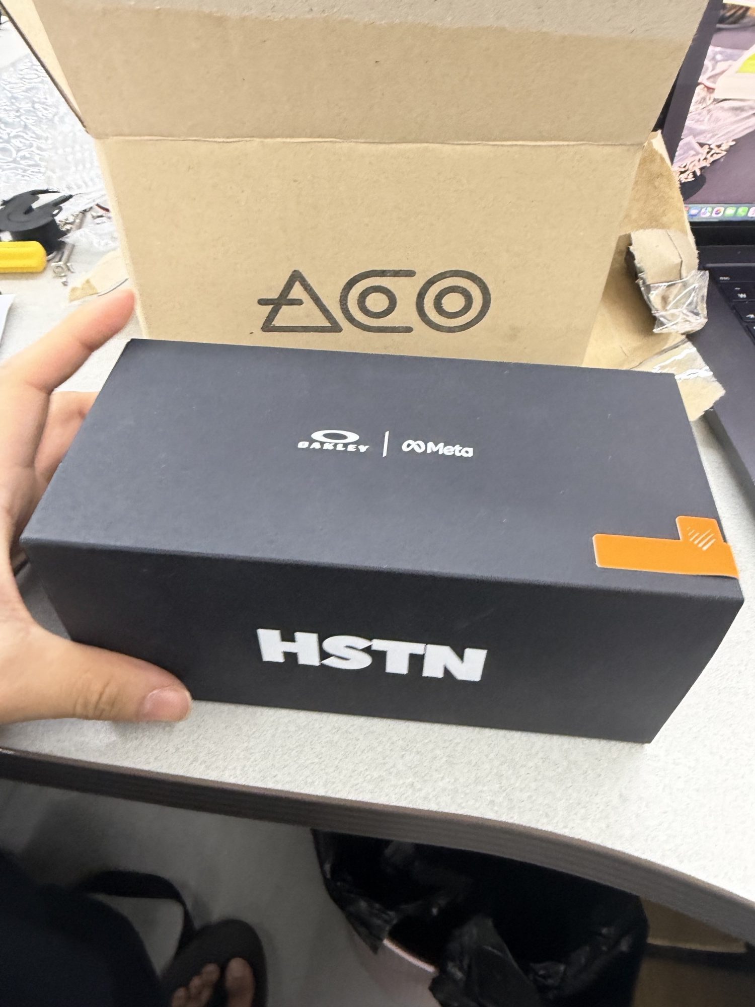 메타 오클리 HSTN 사용기 + 고장 1 메타 오클리 HSTN 박스를 손에 든 모습