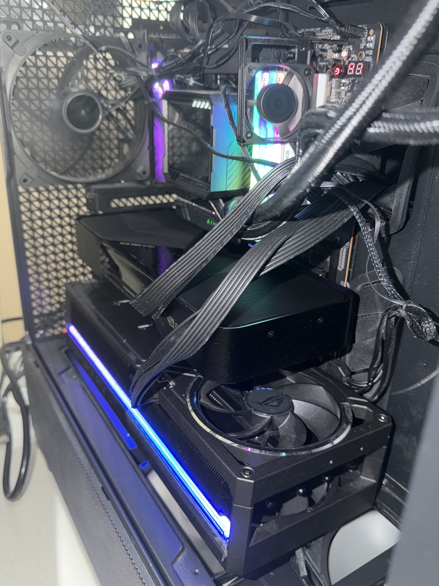 Antec FLUX PRO MESH 빅타워에 RTX PRO 6000 Blackwell과 ASUS ROG Astral RTX 5090을 함께 장착한 내부