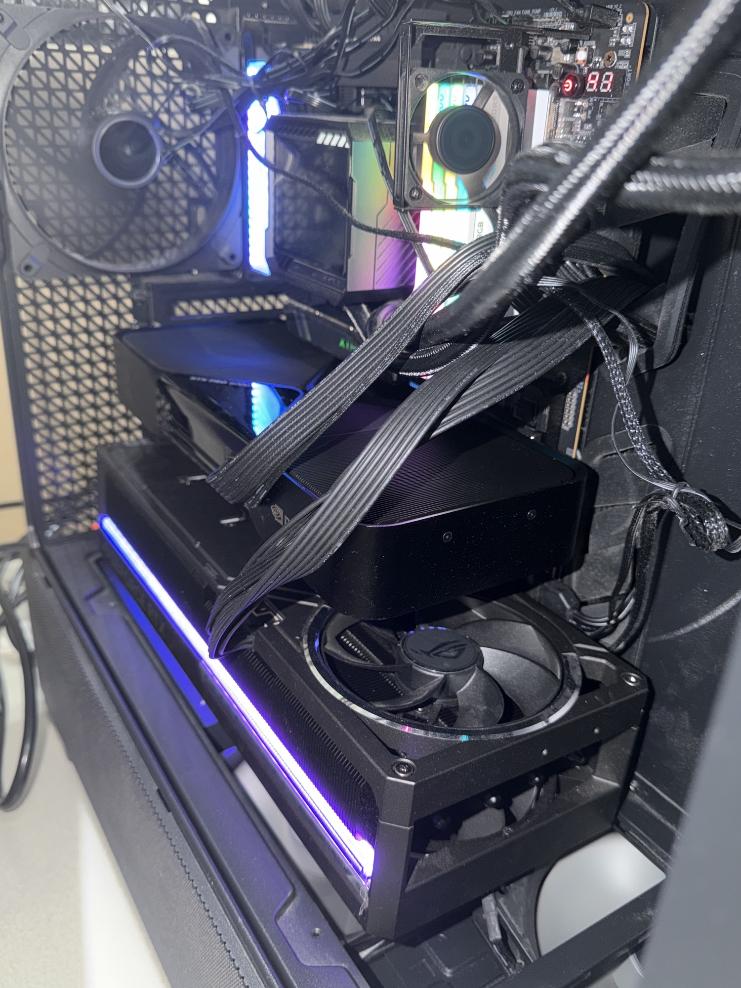RTX PRO 6000 Blackwell 아래 ASUS ROG Astral RTX 5090이 꽉 들어찬 케이스 내부 RGB 점등 상태