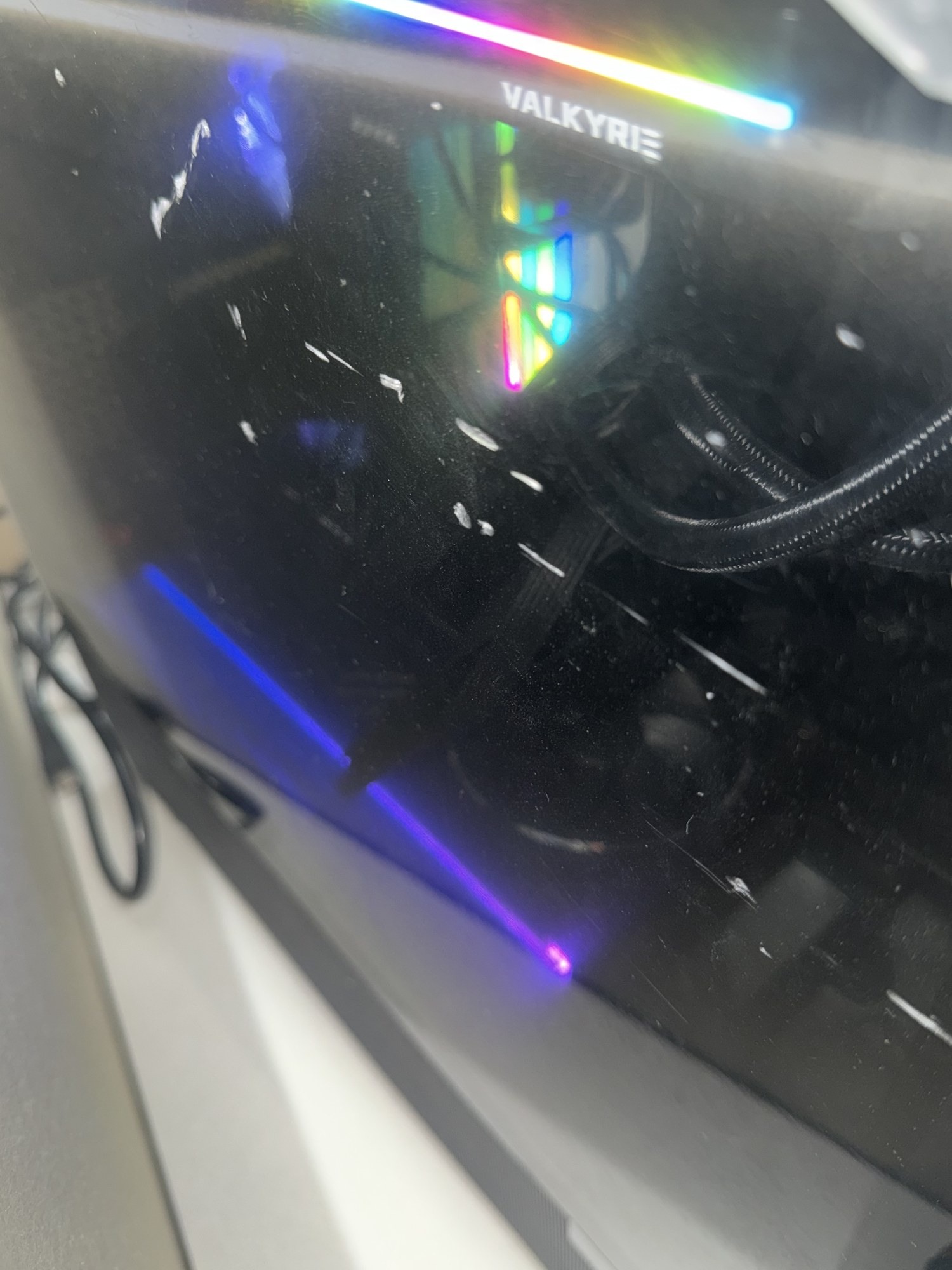 Antec FLUX PRO MESH 강화유리 너머로 보이는 발키리 V360s 쿨러와 RGB