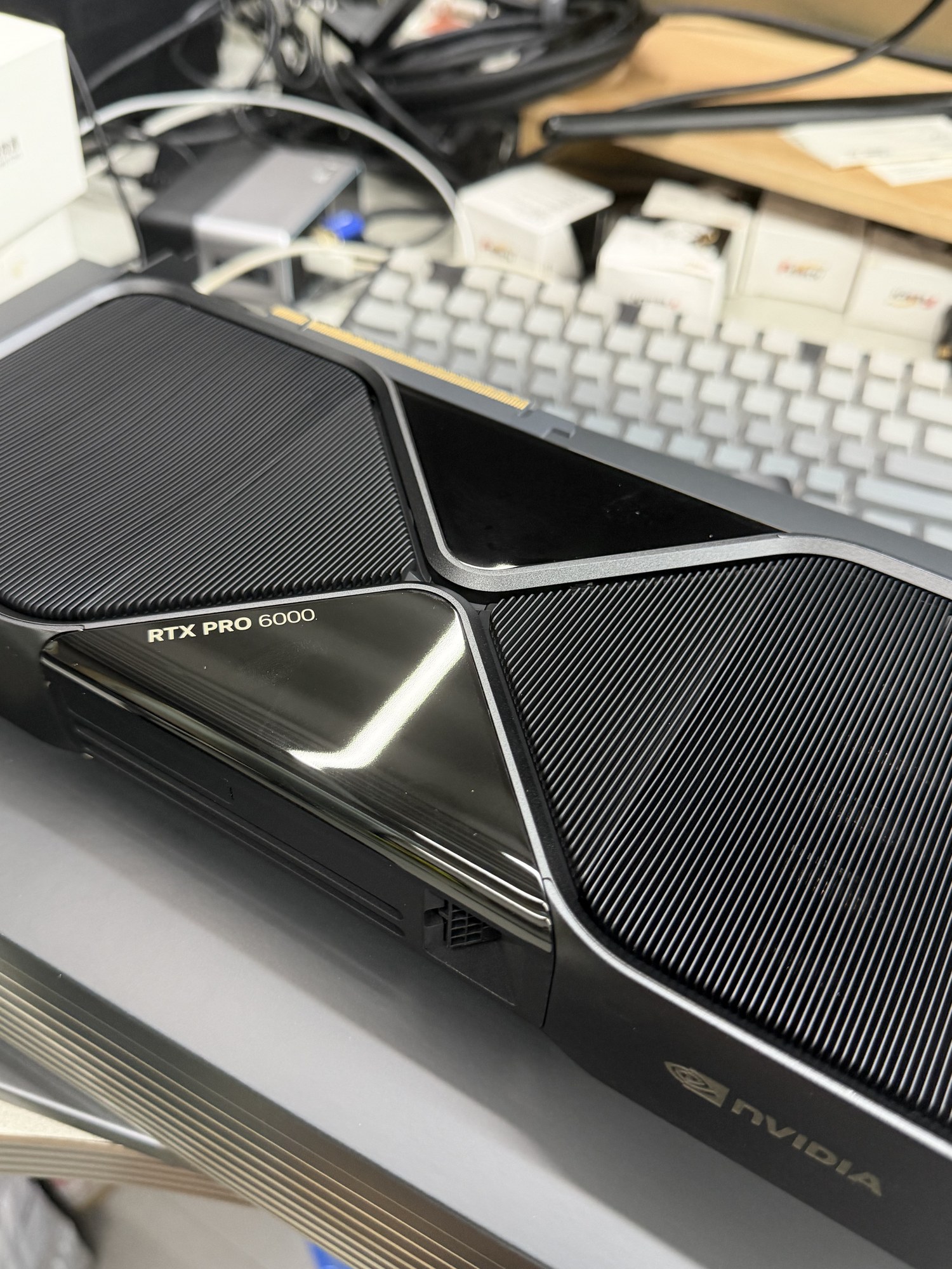 NVIDIA RTX PRO 6000 Blackwell Workstation Edition 그래픽카드 실물 쿨러 디자인 클로즈업