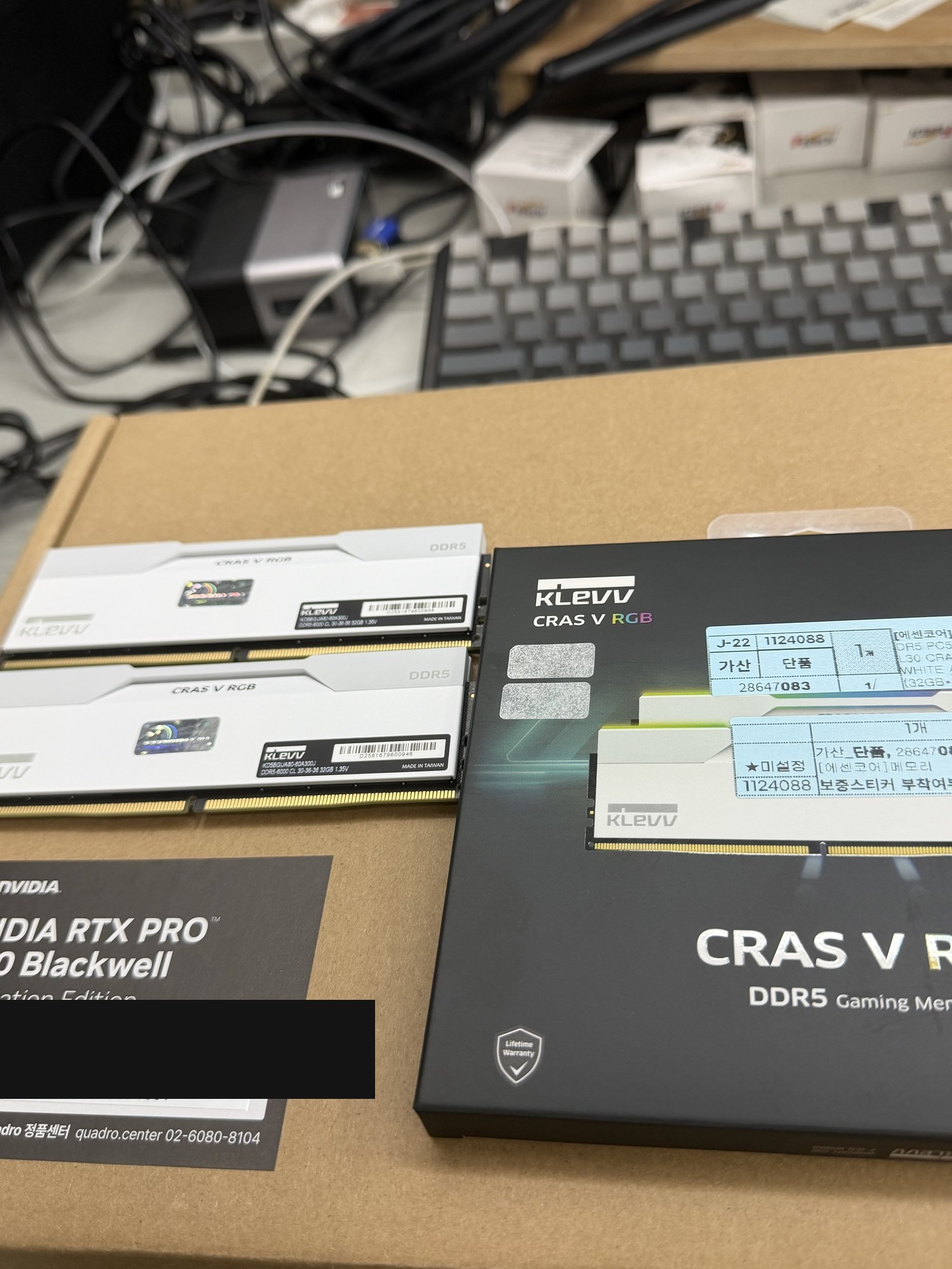 RTX PRO 6000 Blackwell 정품 박스 위에 올려둔 KLEVV CRAS V RGB DDR5 화이트 램 2개
