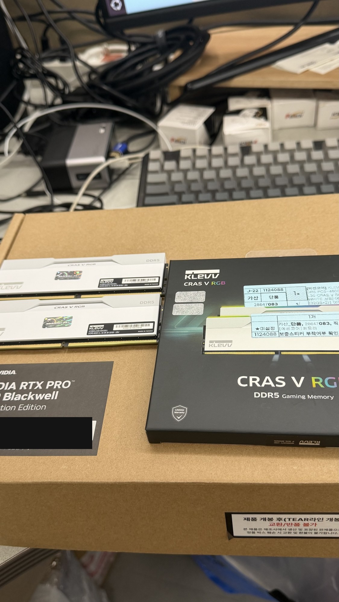 NVIDIA RTX PRO 6000 Blackwell 박스와 KLEVV DDR5 6000MT/s 64GB 키트