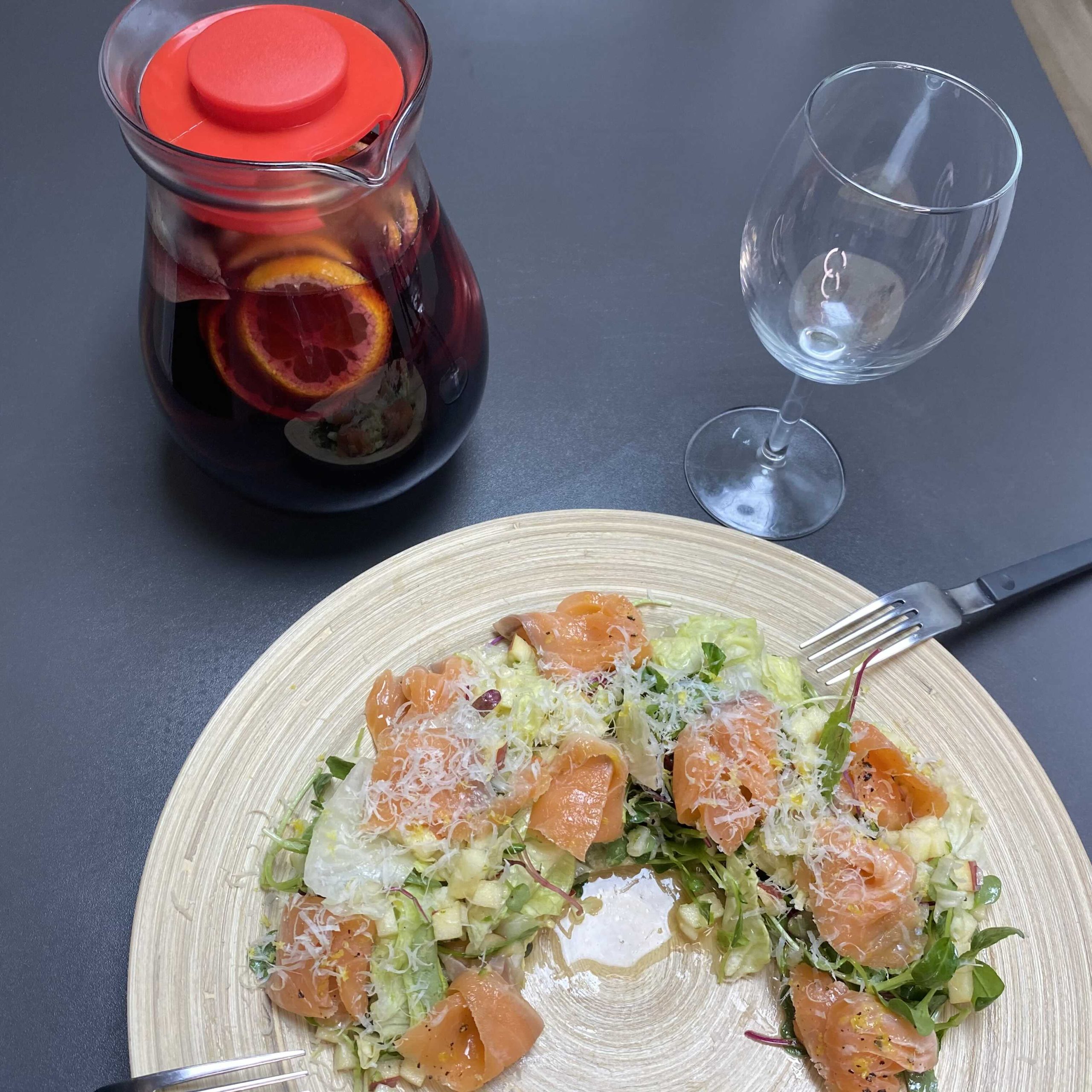 훈제 연어 샐러드와 상그리아의 완벽한 조합