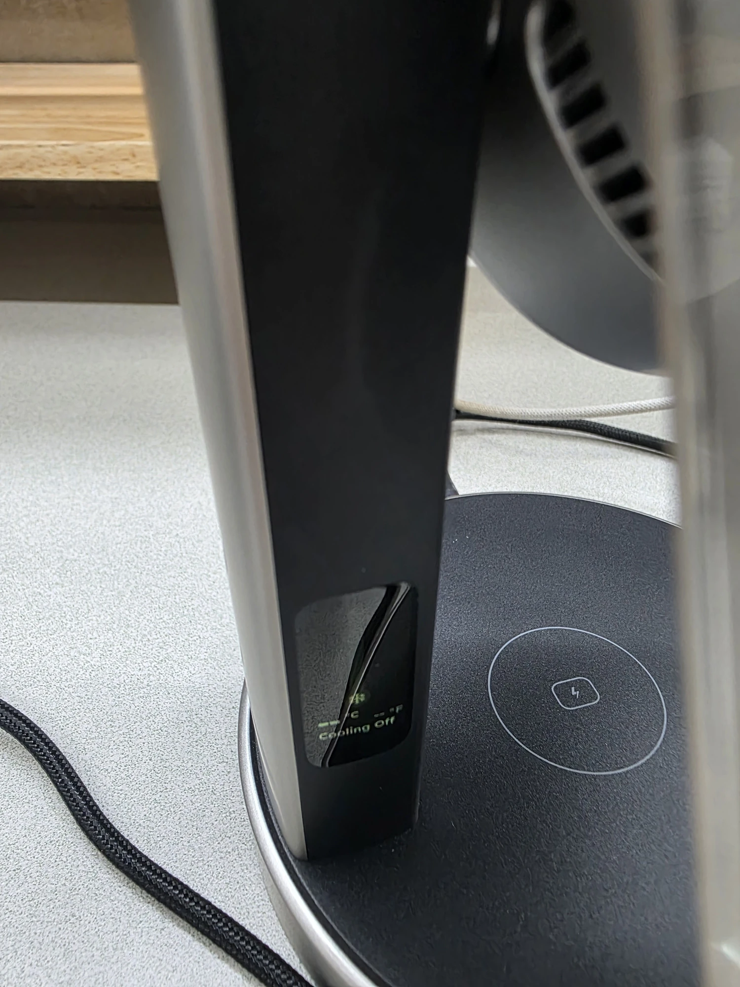 유그린 맥플로우 프로 2in1 W776 후기 — Qi2 25W 펠티어 냉각·사용법 36 Cooling Off가 표시된 유그린 맥플로우 프로 충전 스탠드