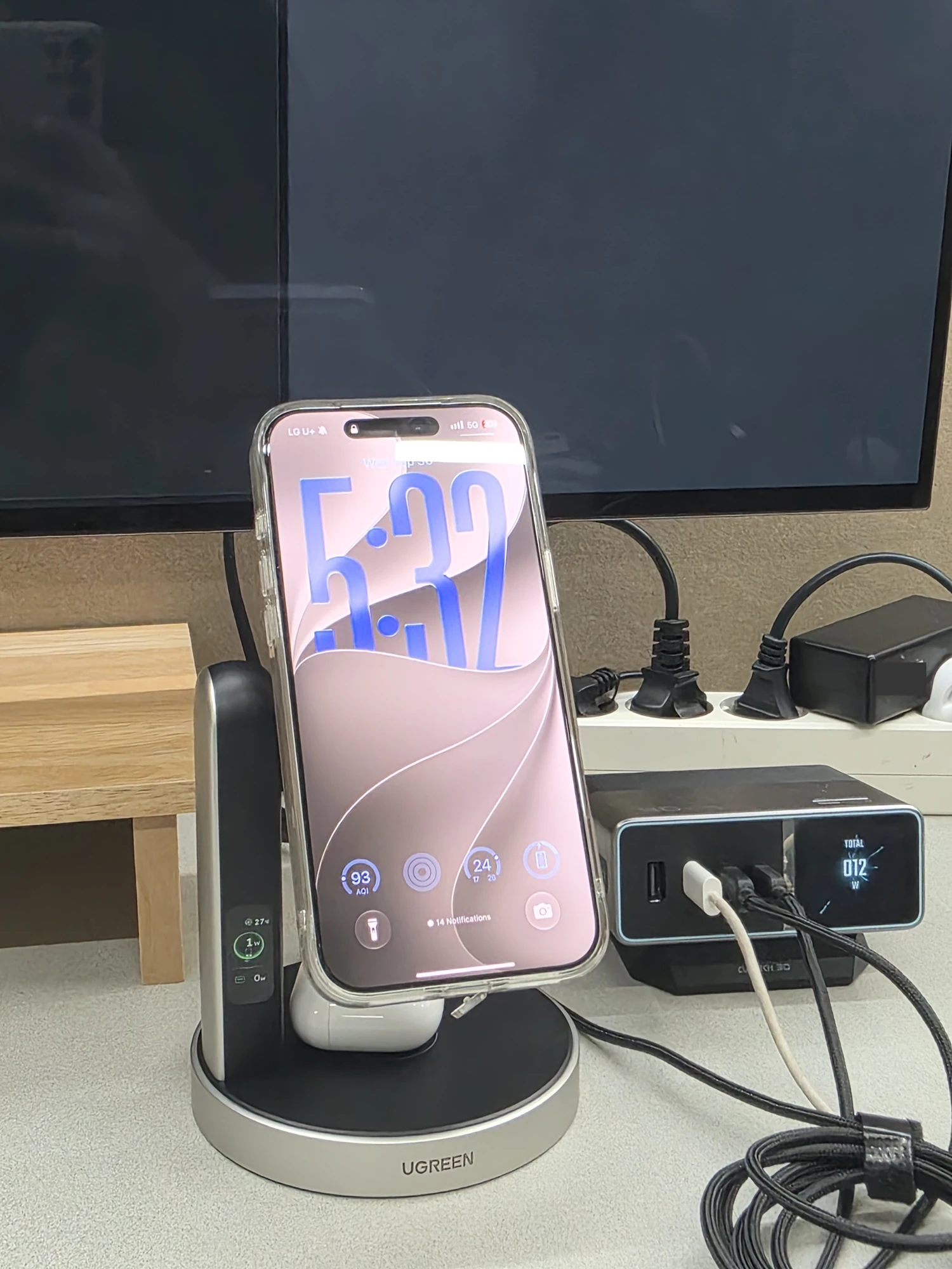 유그린 맥플로우 프로 2in1 W776 후기 — Qi2 25W 펠티어 냉각·사용법 38 모니터 아래에 배치한 맥플로우 프로 2in1과 아이폰 무선 충전 모습