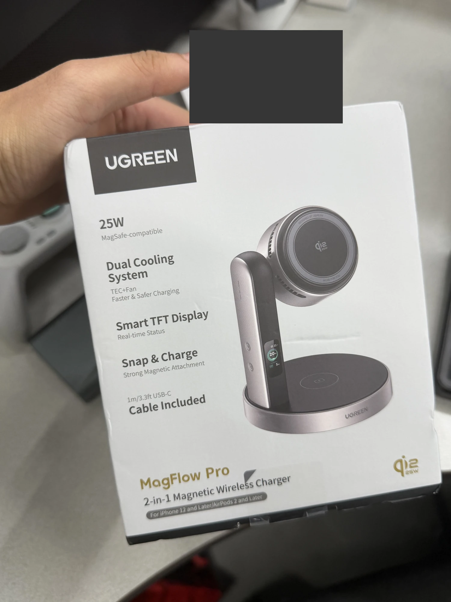유그린 맥플로우 프로 2in1 W776 후기 — Qi2 25W 펠티어 냉각·사용법 11 유그린 맥플로우 프로 2in1 마그네틱 무선 충전기 상자를 손에 든 모습