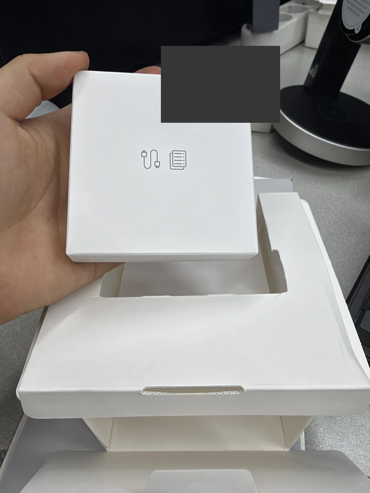 유그린 맥플로우 프로 2in1 W776 후기 — Qi2 25W 펠티어 냉각·사용법 20 케이블과 설명서 아이콘이 있는 맥플로우 프로 구성품 상자
