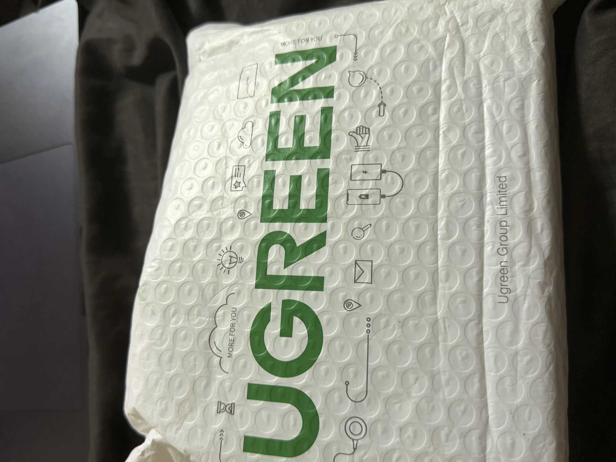 유그린 수냉 보조배터리 후기 — 맥플로우 프로 PB793, 25W·사용법 7 유그린 맥플로우 프로 PB793 UGREEN 로고가 인쇄된 완충 봉투