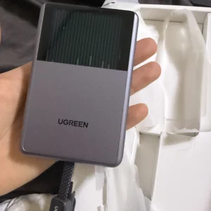 맥플로우 프로 수냉식 보조배터리 PB793의 후면 냉각창과 UGREEN 로고