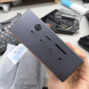 유그린 썬더볼트5 독 U716 전면 USB-C와 SD microSD 슬롯