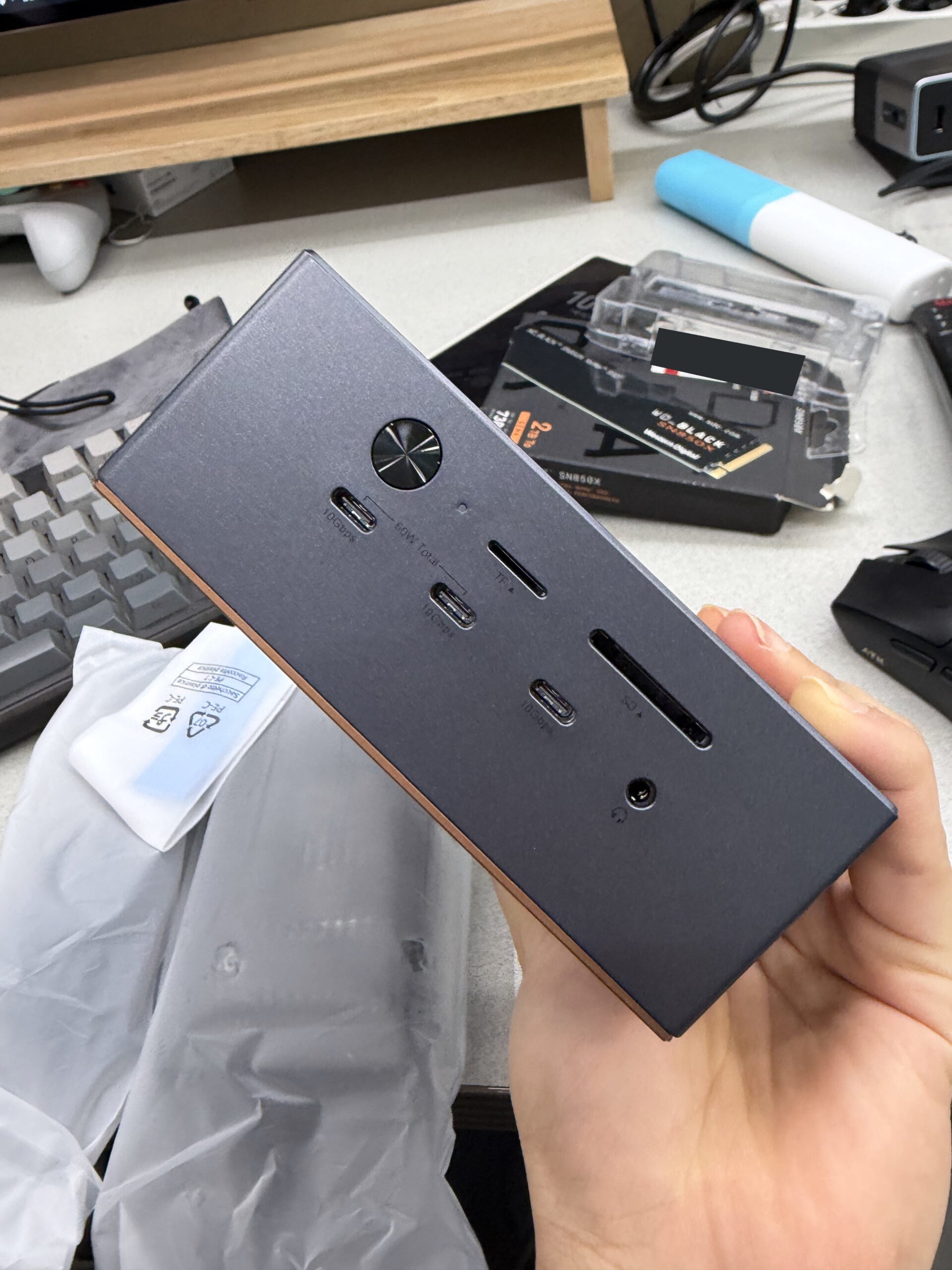 유그린 썬더볼트5 독 U716 전면 USB-C와 SD microSD 슬롯