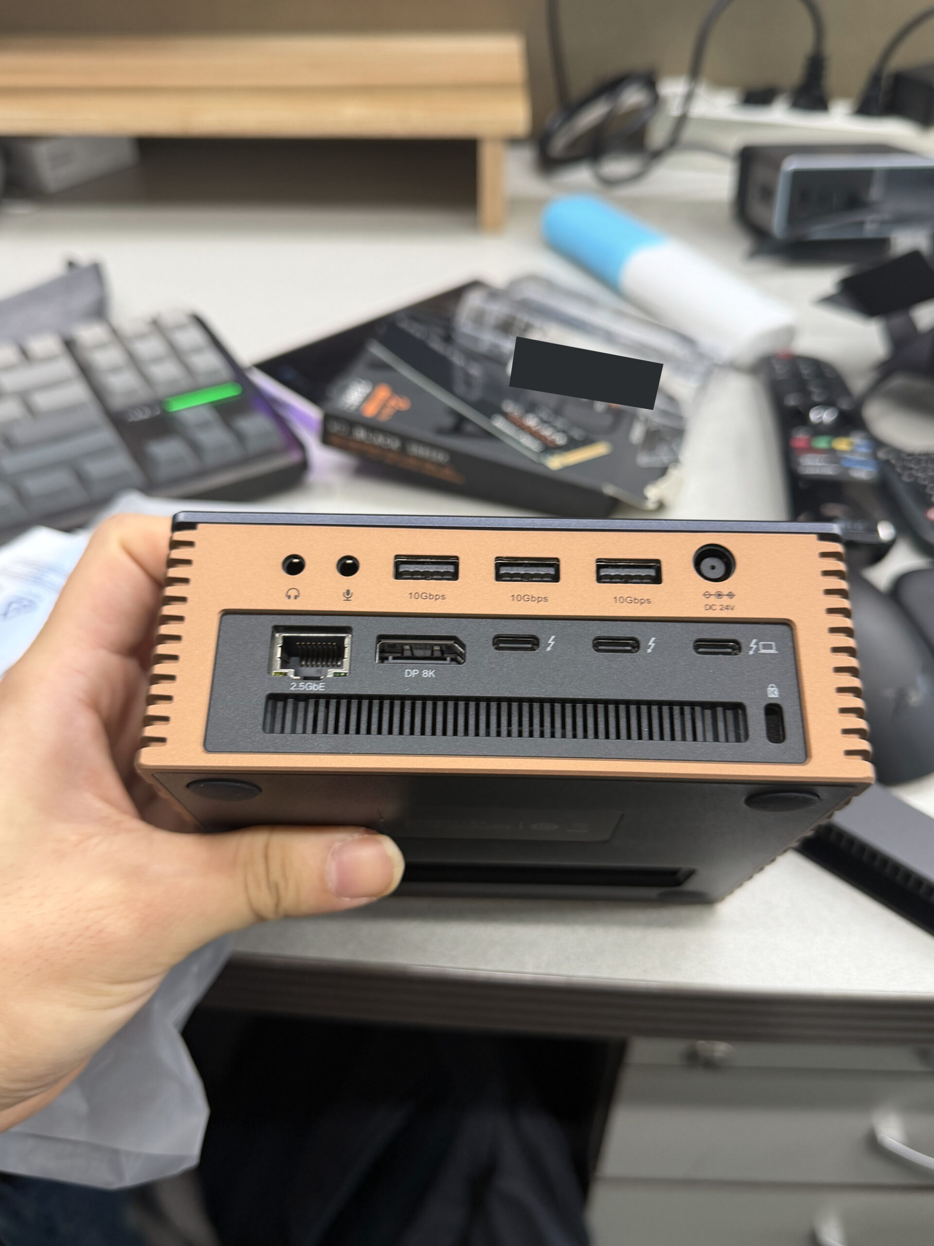 유그린 U716 후면의 USB-A 썬더볼트 DP 유선 랜 및 전원 포트