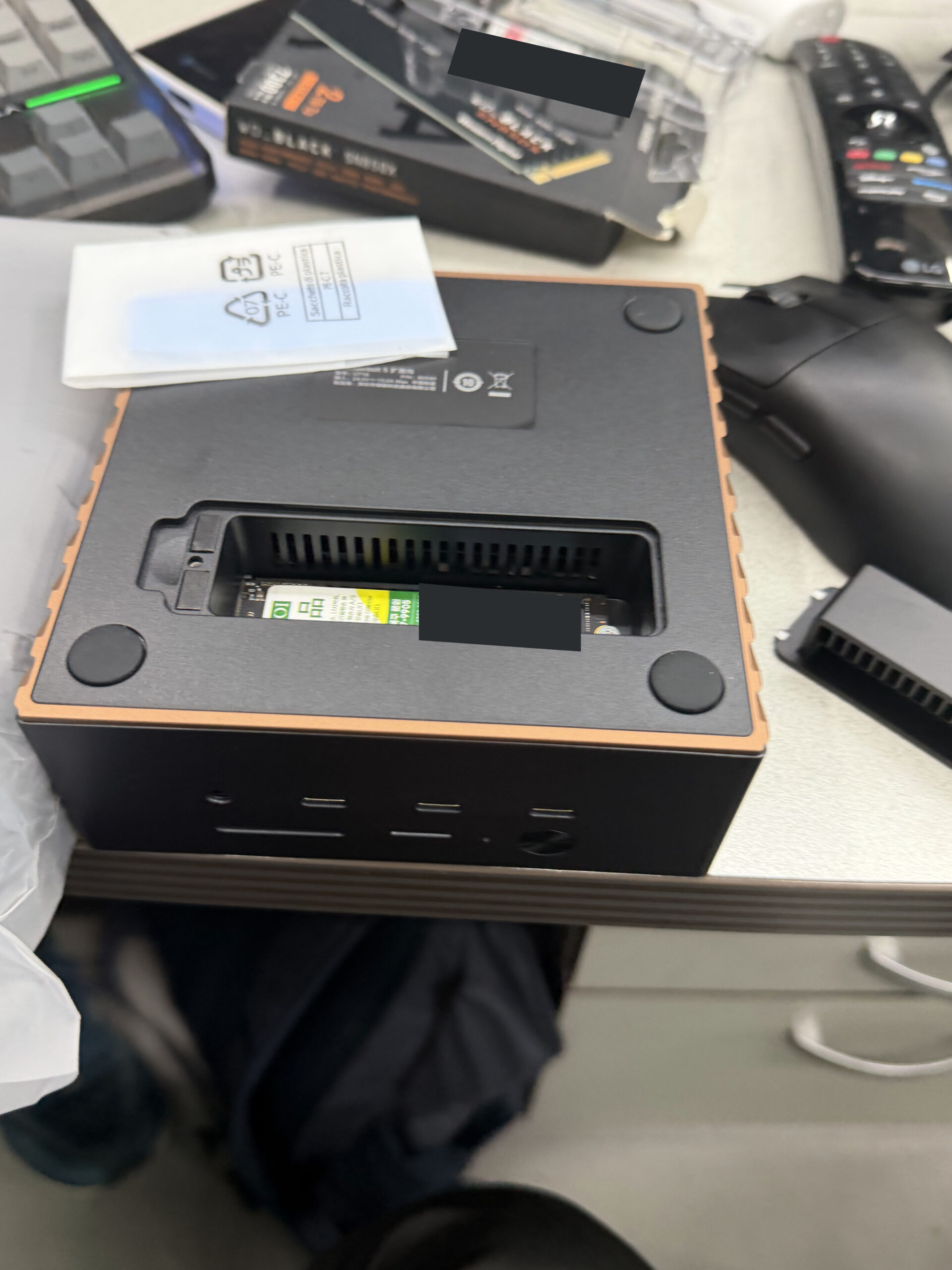 유그린 U716 독 하단의 SSD 장착 공간과 분리한 덮개