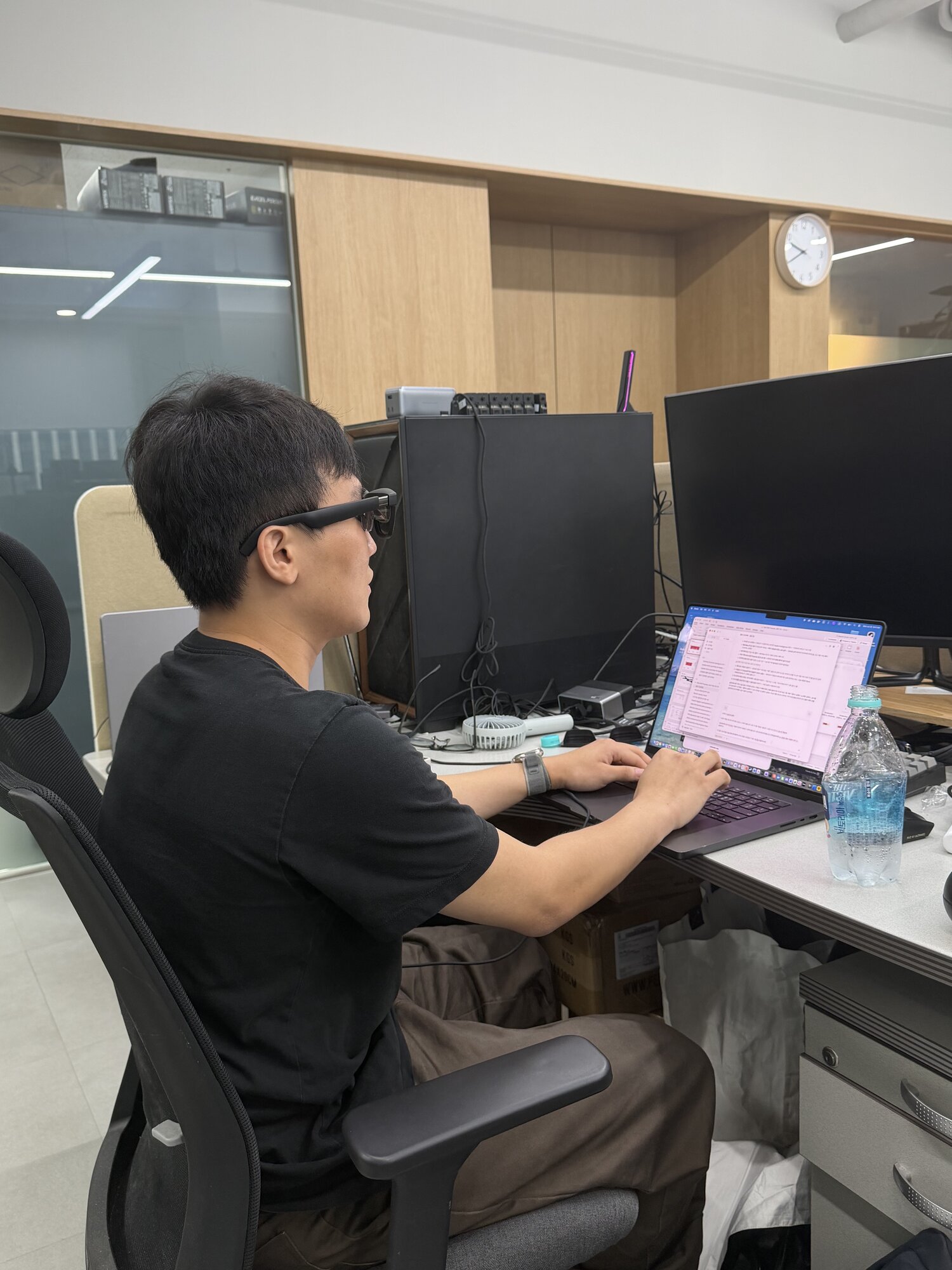 엑스리얼 에어2 프로 착용하고 맥북 화면 미러링으로 문서 작업하는 모습